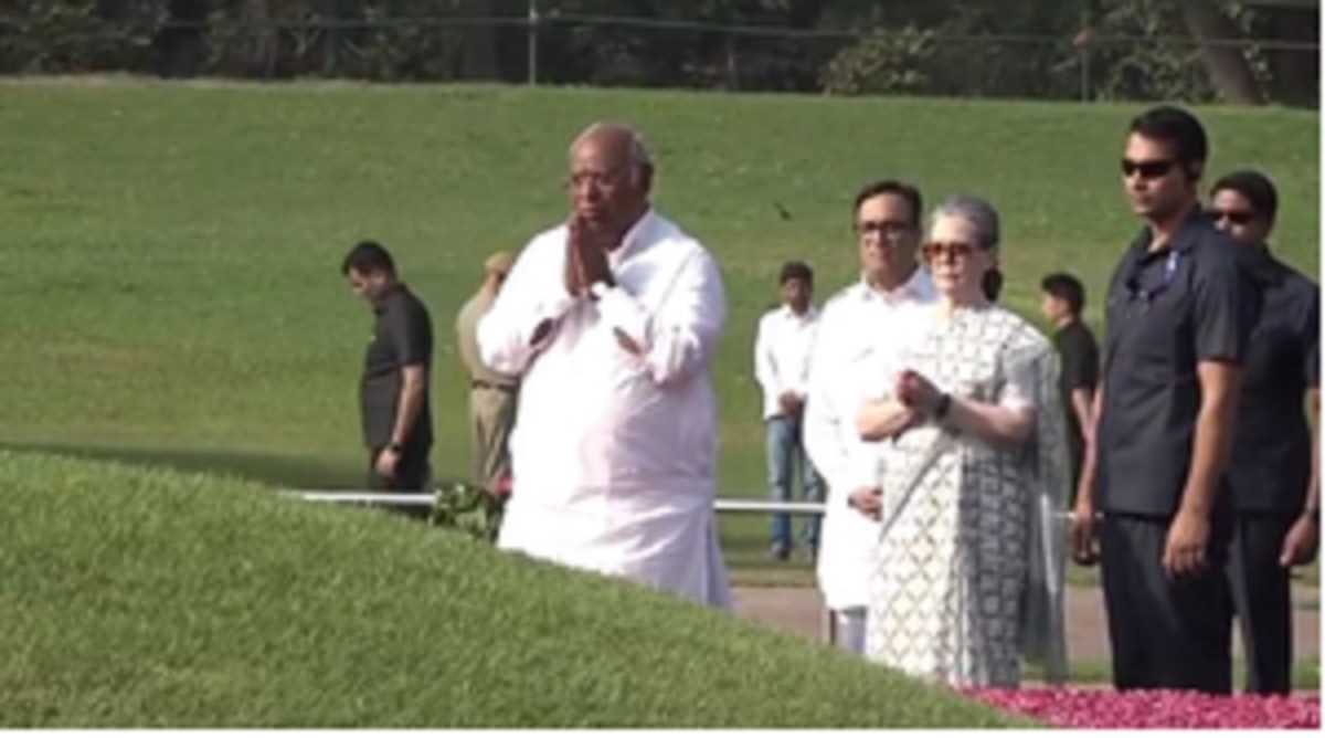 कांग्रेस अध्यक्ष मल्लिकार्जुन खड़गे व कांग्रेस संसदीय दल की अध्यक्ष सोनिया गांधी समेत कई प्रमुख हस्तियों ने पंडित नेहरू को दी श्रद्धांजलि